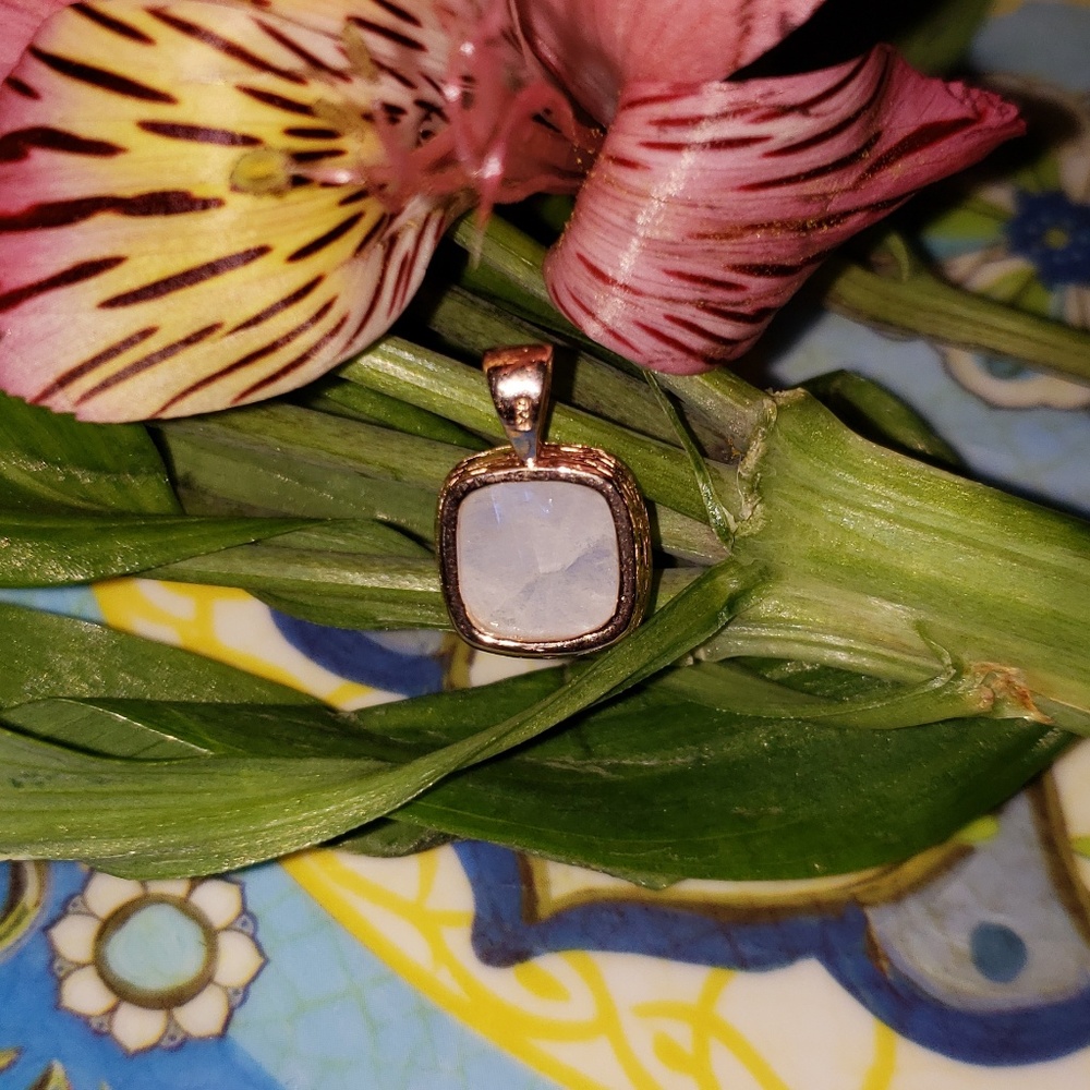 4.50ctw Stunning Natural Moonstone Pendant - Picture 5 of 8